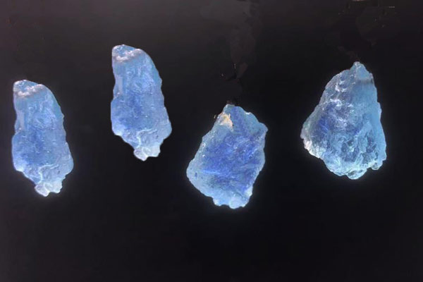 标准光源箱评定山东蓝宝石的颜色