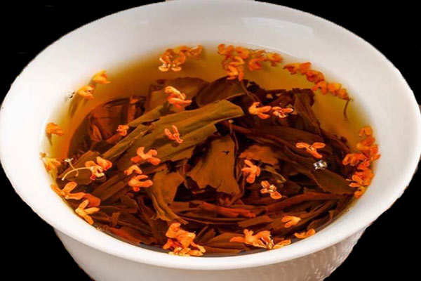 在标准光源对色灯箱中对茶汤颜色进行鉴别
